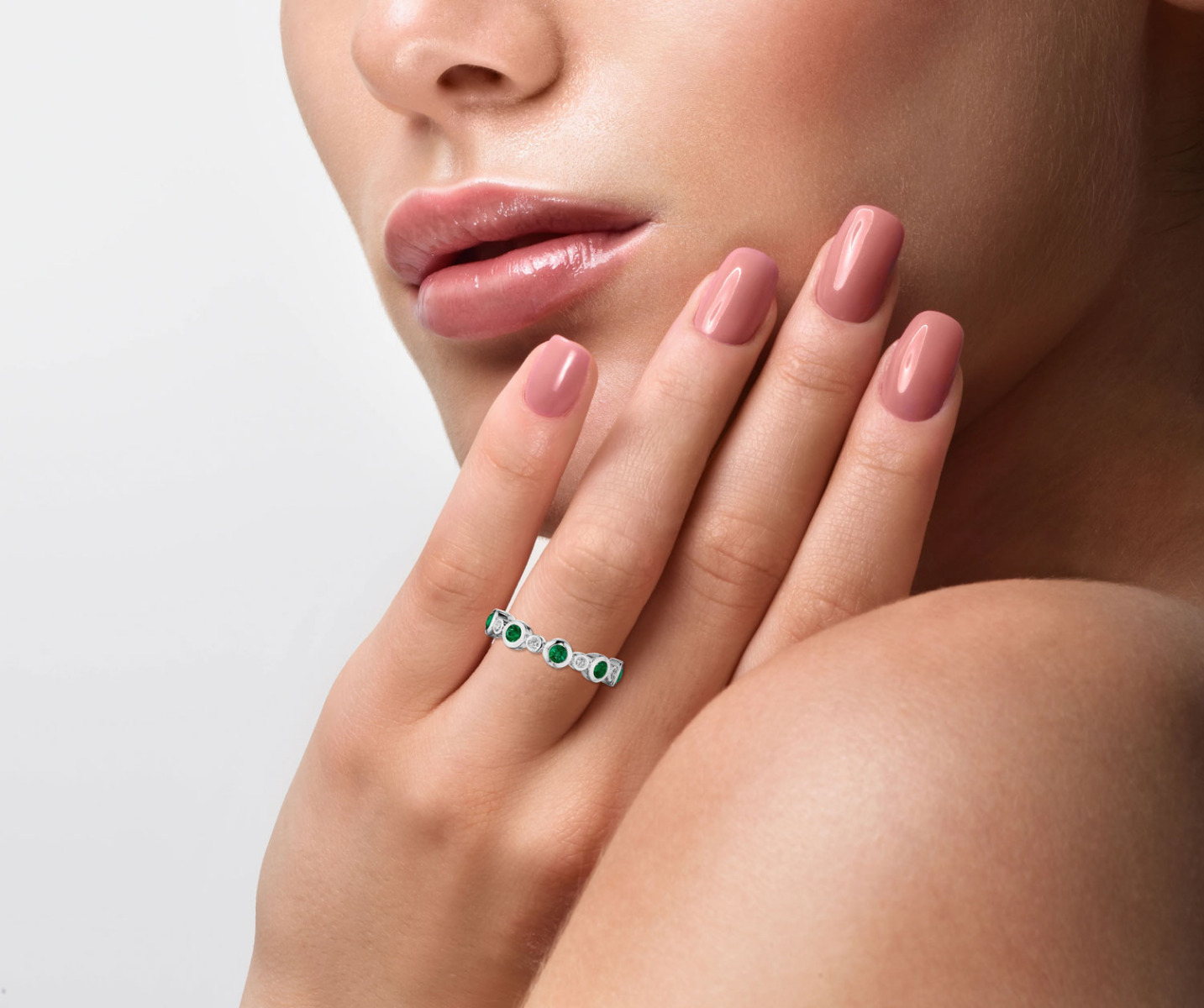 Penny Preville Emerald  & Diamond Aura Ring in 18kt White Gold (7)